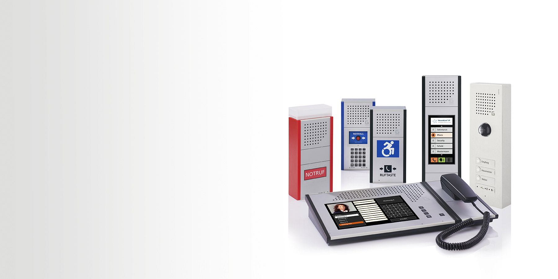 Mehrere IP-Sprechstellen in unterschiedlichen Ausführungen nebeneinander 